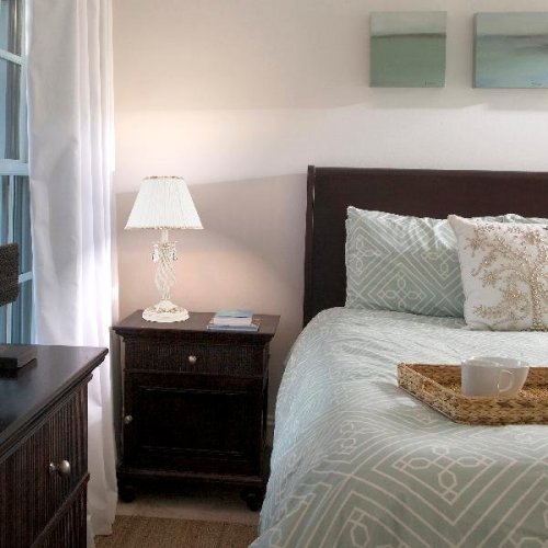 Настольная лампа Eurosvet 01002/1 белый с золотом Настольная лампа Eurosvet 01002/1 белый с золотом